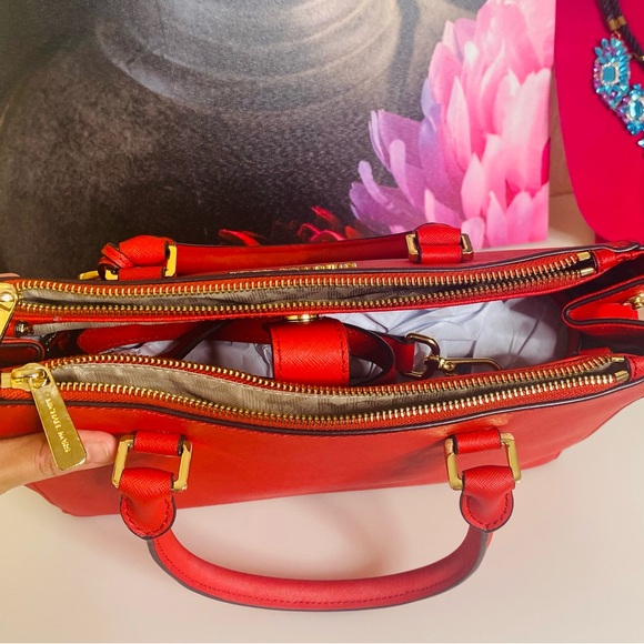 Michael Kors Red Leather Sutton medium satchel - Picture 5 of 8